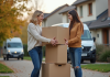 Femme et fille souriantes devant leur maison en déménagement